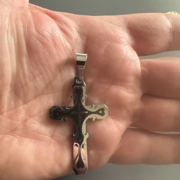 Vintage Silver / Black Tone Graphic Design Cross Pendant 24 Inch Chain Necklace - Picture 4 of 6